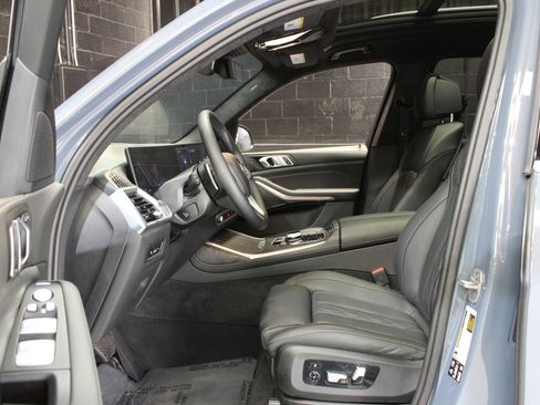 Used 2024 BMW X7 xDrive40i w/ Climate Comfort Package image 30