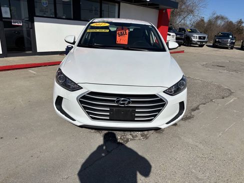 Used 2017 Hyundai Elantra SE FWD image 2
