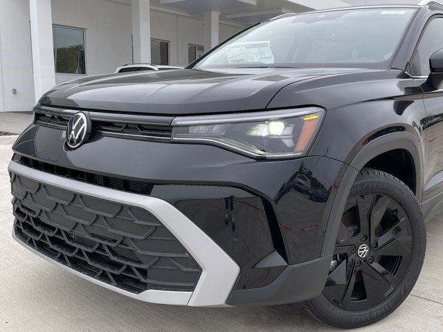 New 2025 Volkswagen Taos SE FWD image 2