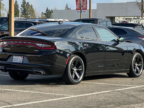 Used 2017 Dodge Charger SXT image 2