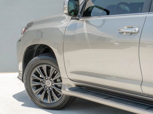 Used 2022 Lexus GX 460 Premium w/ Accessory Package AWD/4WD image 28