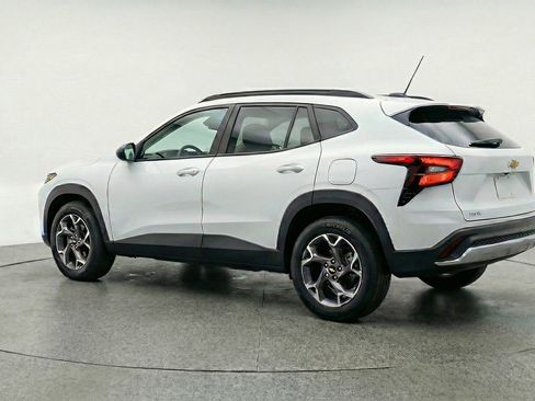 Used 2025 Chevrolet Trax LT w/ LT Convenience Package FWD image 6