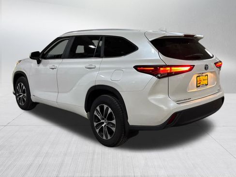 Used 2023 Toyota Highlander XLE AWD/4WD image 4