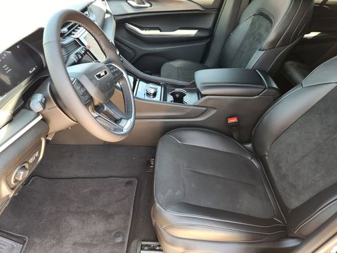 New 2025 Jeep Grand Cherokee Altitude image 9