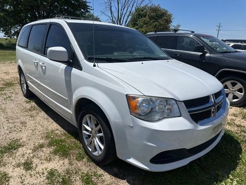 Used 2016 Dodge Grand Caravan SXT FWD image 2