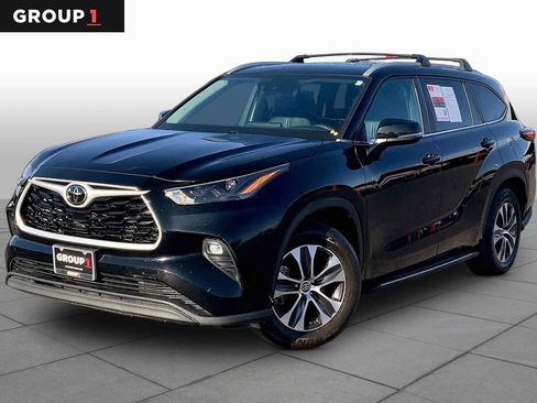 Used 2023 Toyota Highlander XLE FWD image 1