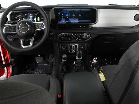Used 2025 Jeep Wrangler Unlimited Sahara AWD/4WD image 9