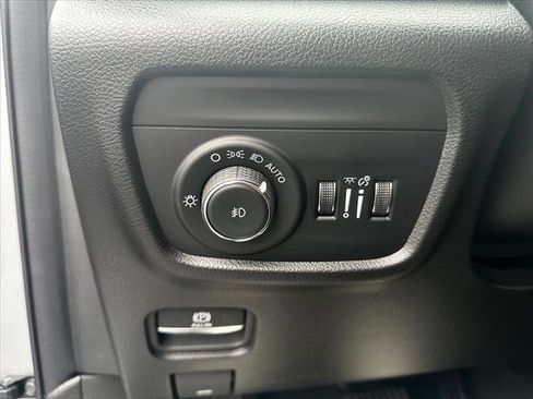 Used 2024 Jeep Grand Cherokee L Limited w/ Luxury Tech Group II image 18