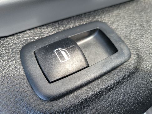 Used 2022 RAM 1500 Classic SLT AWD/4WD image 15