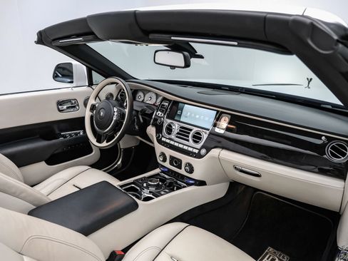 Used 2017 Rolls-Royce Dawn RWD image 53