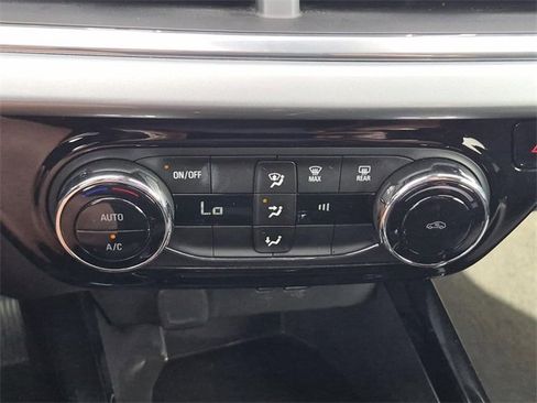 Used 2025 Chevrolet Trax LT image 33