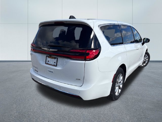 Used 2026 Chrysler Pacifica Select AWD/4WD image 4