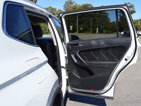 Used 2022 Volkswagen Tiguan SE image 19