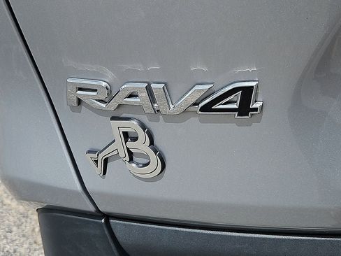 Used 2024 Toyota RAV4 XLE FWD image 14