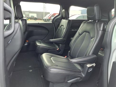 Used 2025 Chrysler Pacifica Select image 5