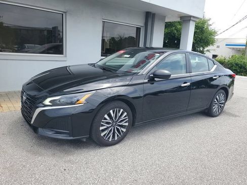 Used 2025 Nissan Altima 2.5 SV FWD image 11