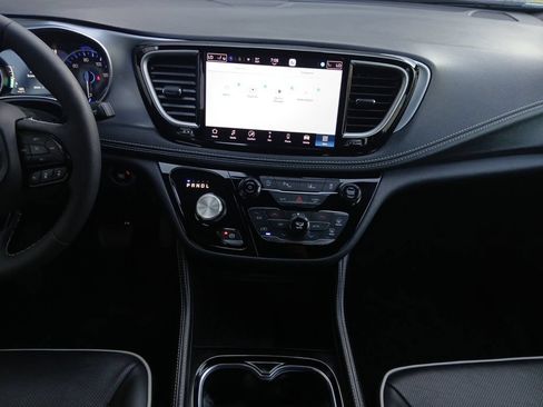 Used 2026 Chrysler Pacifica Limited w/ S Appearance Package FWD image 3