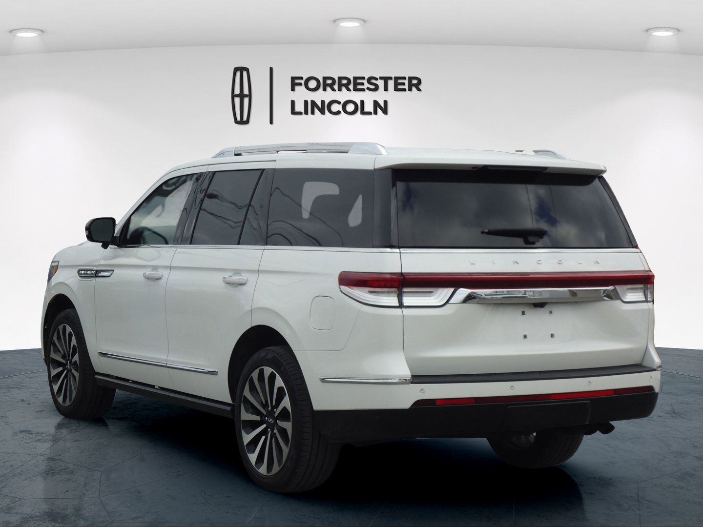 Used 2023 Lincoln Navigator Reserve AWD/4WD image 5