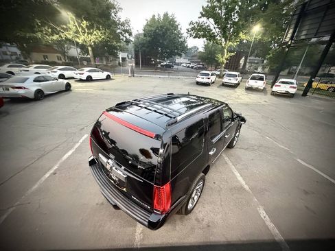 Used 2014 Cadillac Escalade Platinum AWD/4WD image 8