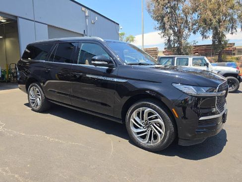 Used 2025 Lincoln Navigator L Reserve AWD/4WD image 3