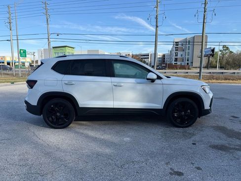 Used 2025 Volkswagen Taos SE w/ Panoramic Sunroof Package image 11