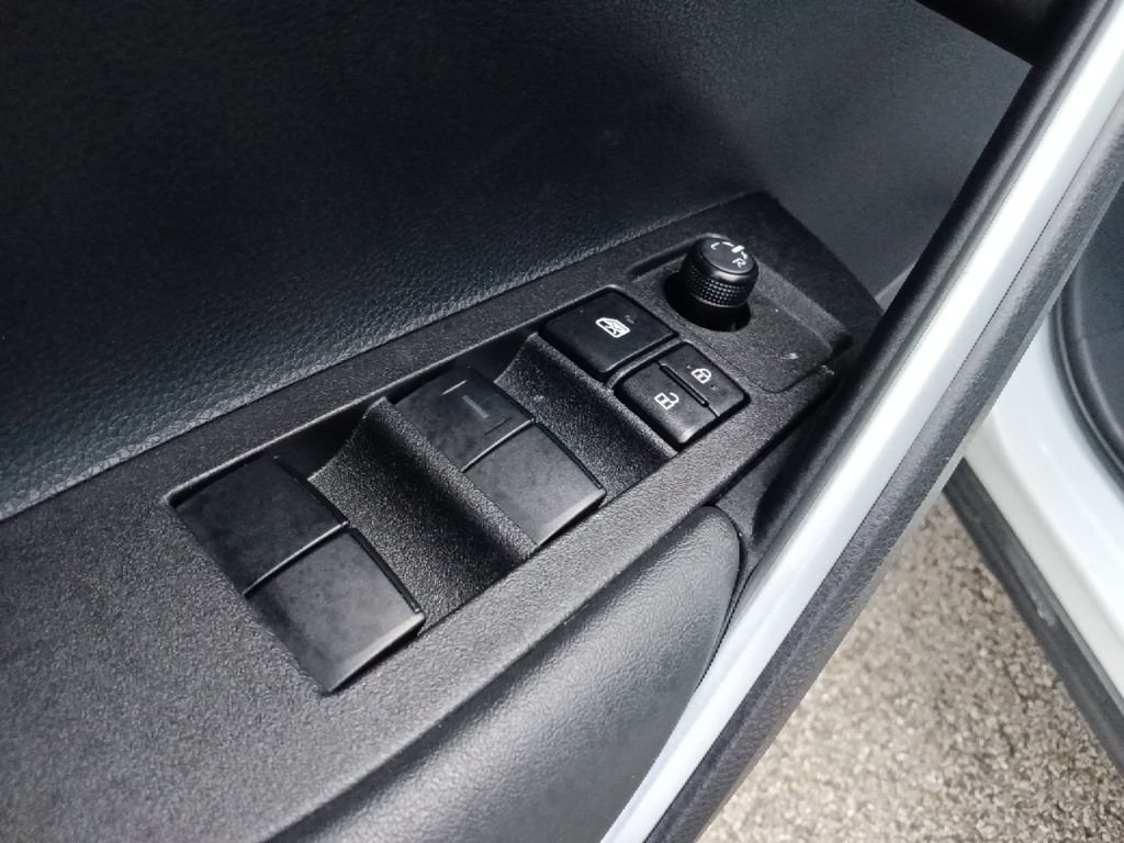 Used 2025 Toyota Corolla Cross L FWD image 12