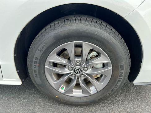 Used 2025 Toyota Sienna LE FWD image 16