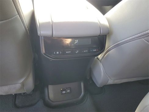 Used 2023 Toyota Highlander XLE image 15