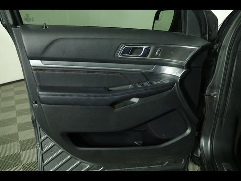 Used 2018 Ford Explorer Sport image 17