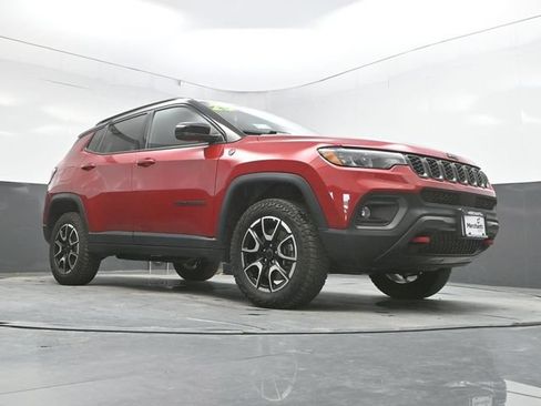 Used 2025 Jeep Compass Trailhawk AWD/4WD image 37
