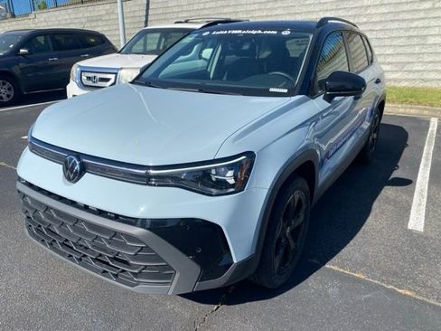 Used 2025 Volkswagen Taos SE image 2