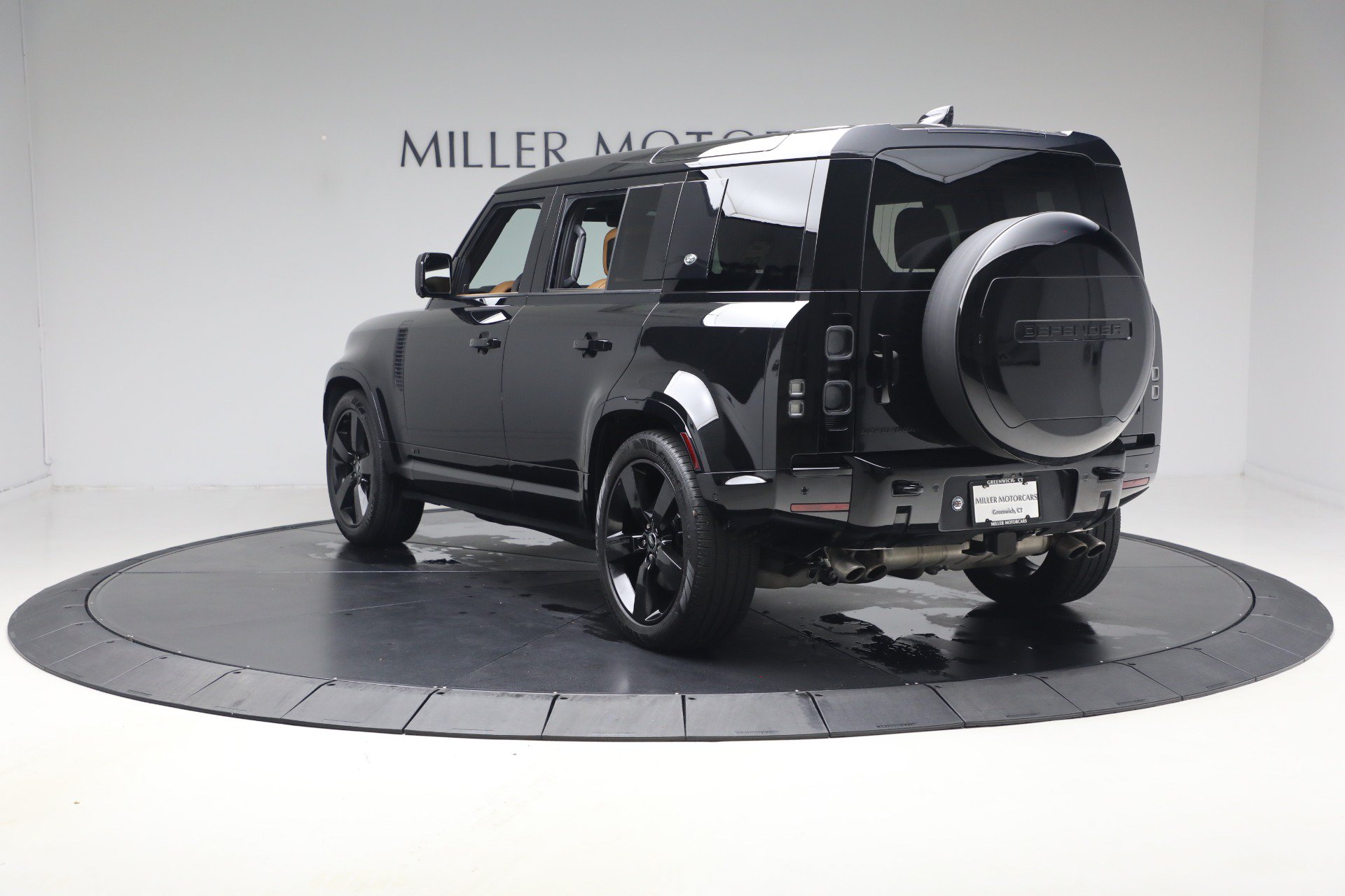 Used 2024 Land Rover Defender 110 V8 AWD/4WD image 5
