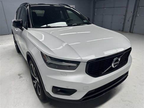 Used 2022 Volvo XC40 T5 R-Design w/ Climate Package image 9