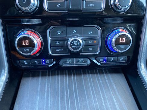 Used 2022 GMC Yukon XL Denali image 18