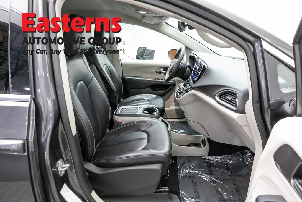 Used 2023 Chrysler Pacifica Touring-L FWD image 26