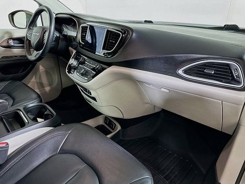 Used 2017 Chrysler Pacifica Touring-L FWD image 28