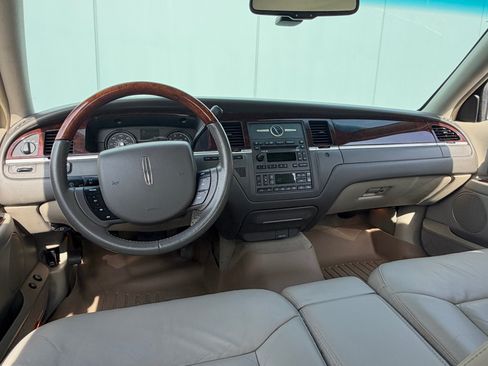 Used 2008 Lincoln Town Car Signature Limited RWD image 82