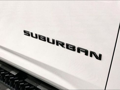 Used 2025 Chevrolet Suburban Z71 image 11