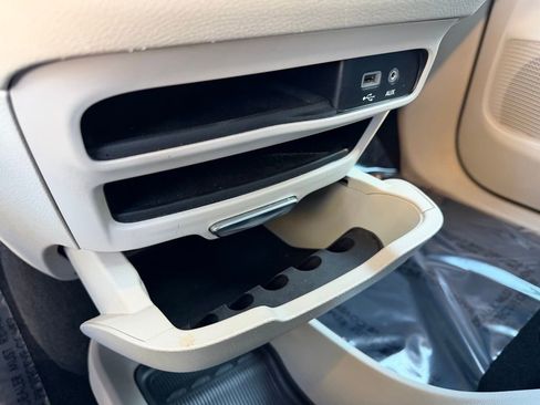 Used 2020 Chrysler Pacifica Touring-L image 23