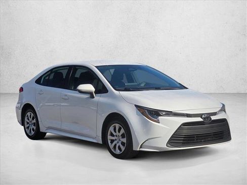 Used 2025 Toyota Corolla LE image 3