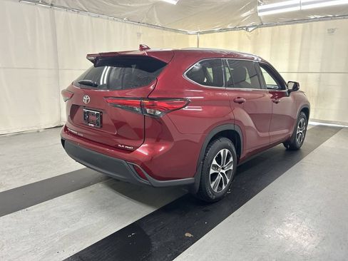 Used 2022 Toyota Highlander XLE AWD/4WD image 2