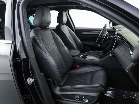 Certified 2023 Maserati Grecale GT image 13