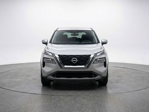 Used 2025 Nissan Rogue SV image 2
