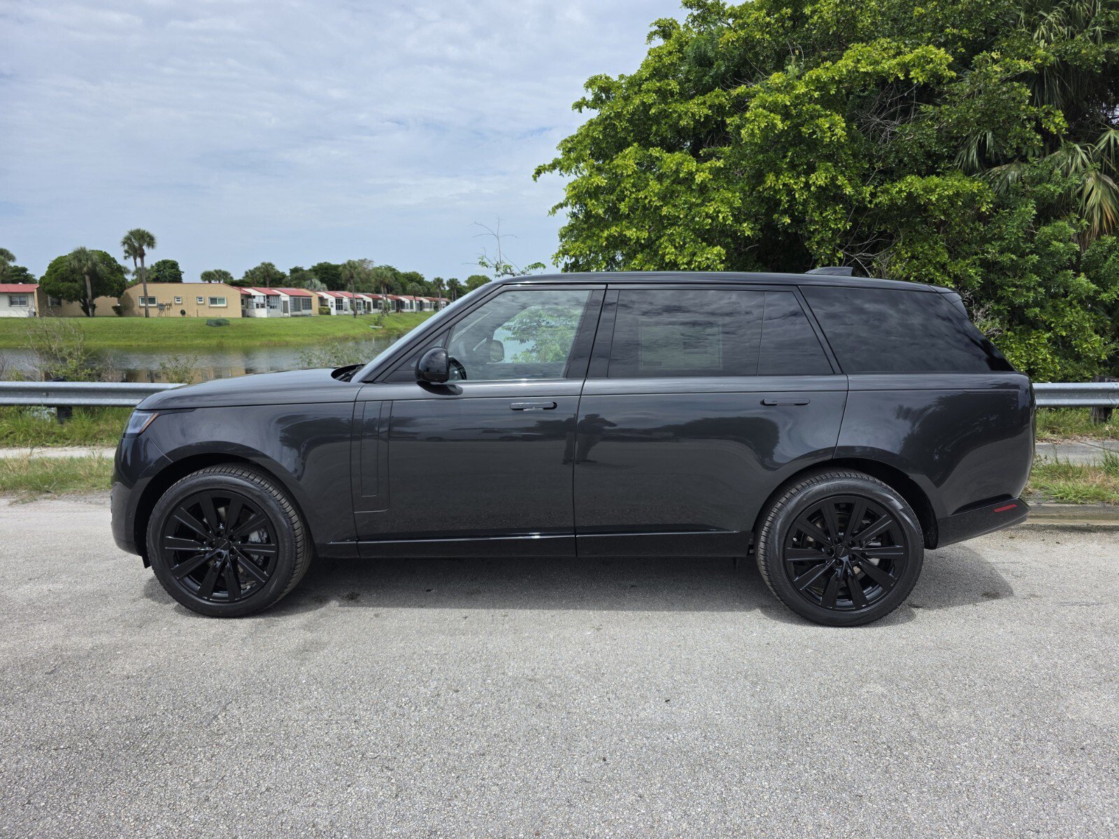 New 2026 Land Rover Range Rover Long Wheelbase SE AWD/4WD image 7