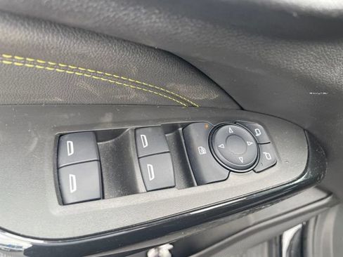 Certified 2025 Chevrolet Trax LT w/ LT Convenience Package FWD image 10