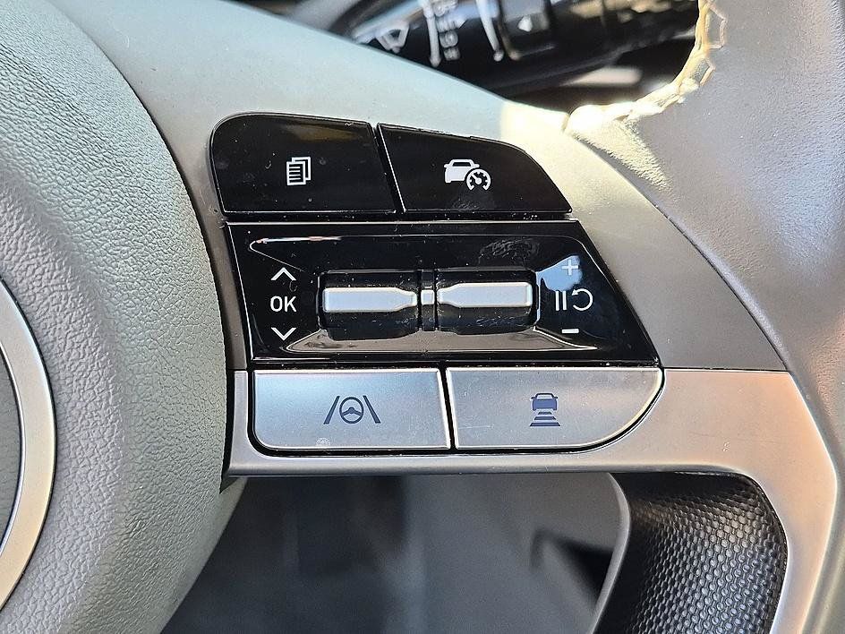 Used 2025 Hyundai Elantra SEL FWD image 17