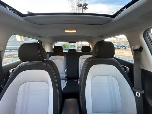 Used 2025 Hyundai Venue SEL image 27