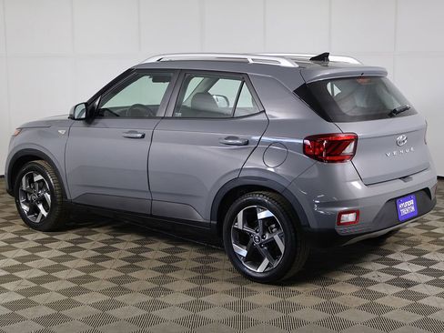 Used 2021 Hyundai Venue SEL FWD image 7