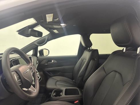 Used 2025 Chrysler Pacifica Select FWD image 30