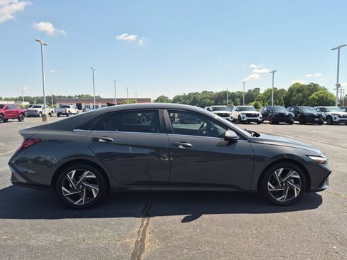 Used 2024 Hyundai Elantra Limited FWD image 3